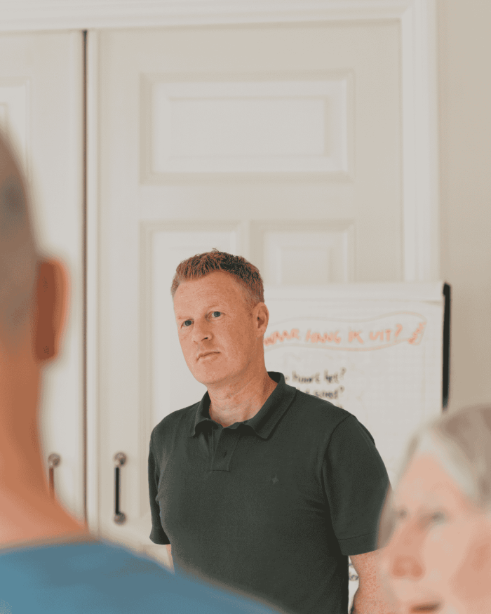 Christiaan Zandt legt uit wat Geweldloze Communicatie is tijdens een training in het Centrum voor Geweldloze Communicatie.